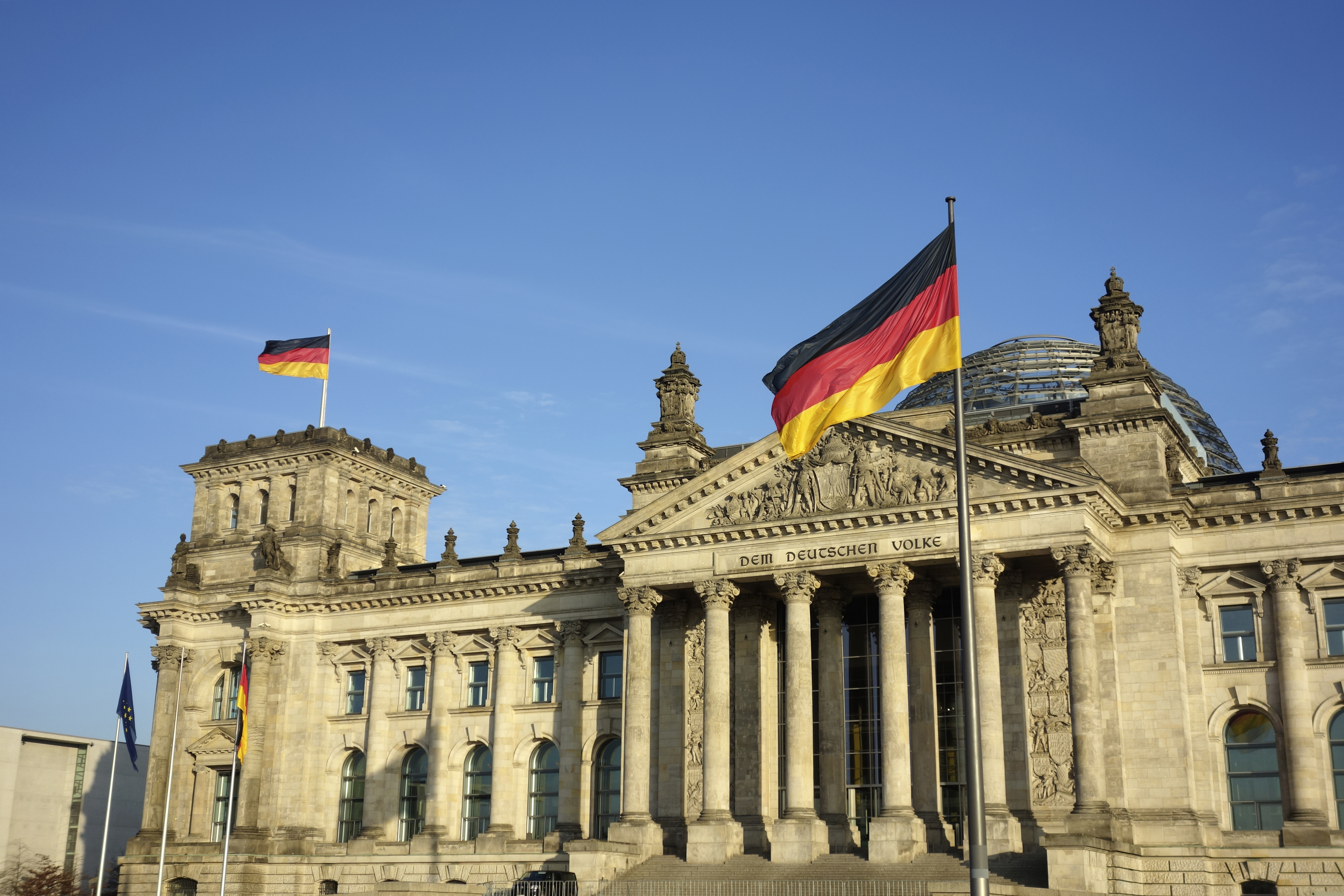 Германию сливают. Германия флаг Бундестаг. Здание правительства ФРГ В Германии. Берлин Бундестаг. Флаг Германии на Рейхстаге.
